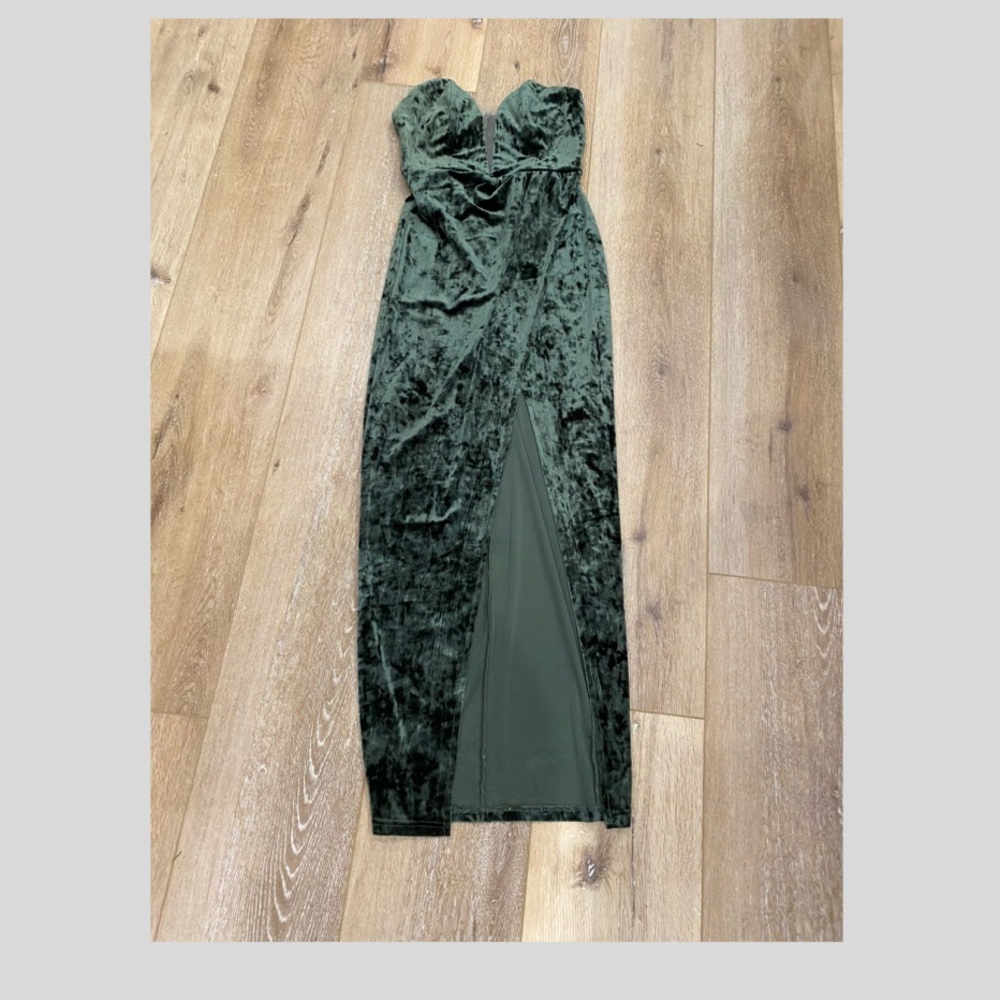 Crush green velvet, very giving , evening gown in excellent condition .